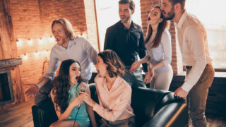 カラオケで歌うのが恥ずかしい…恥ずかしくなる原因と解決方法を知ってカラオケを楽しもう!
